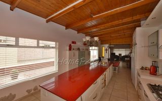 7 Bedroom House For Sale in Henties Bay Central, Henties Bay