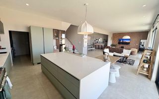 6 Bedroom House To Rent in Dolphin Beach