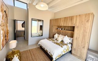 6 Bedroom House To Rent in Dolphin Beach