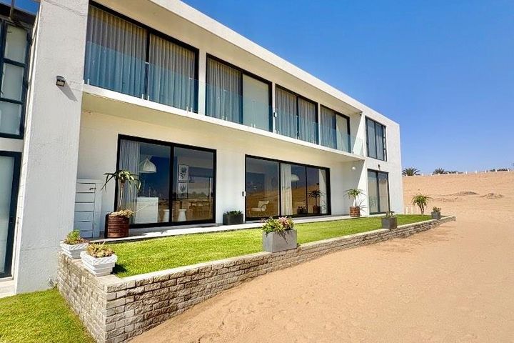 6 Bedroom House To Rent in Dolphin Beach
