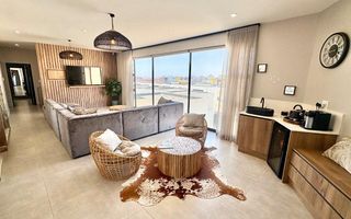 6 Bedroom House To Rent in Dolphin Beach