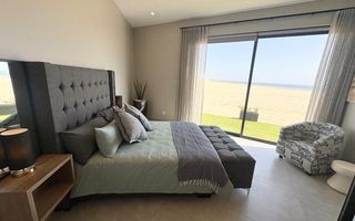 6 Bedroom House To Rent in Dolphin Beach