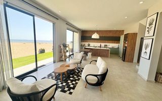 6 Bedroom House To Rent in Dolphin Beach