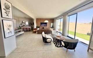 6 Bedroom House To Rent in Dolphin Beach