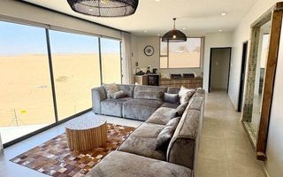 6 Bedroom House To Rent in Dolphin Beach