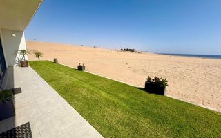 6 Bedroom House To Rent in Dolphin Beach