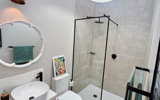 6 Bedroom House To Rent in Dolphin Beach