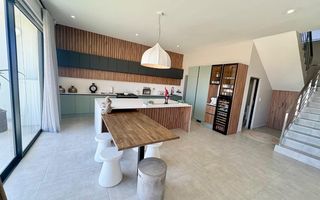 6 Bedroom House To Rent in Dolphin Beach