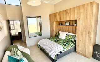 6 Bedroom House To Rent in Dolphin Beach