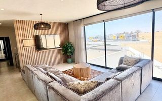 6 Bedroom House To Rent in Dolphin Beach