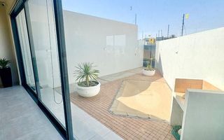 6 Bedroom House To Rent in Dolphin Beach