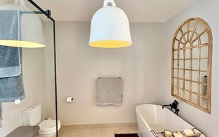 6 Bedroom House To Rent in Dolphin Beach