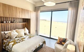 6 Bedroom House To Rent in Dolphin Beach
