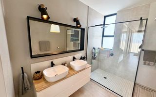 6 Bedroom House To Rent in Dolphin Beach