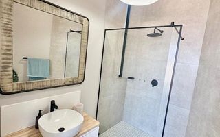 6 Bedroom House To Rent in Dolphin Beach