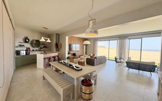 6 Bedroom House To Rent in Dolphin Beach