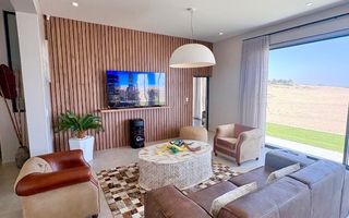 6 Bedroom House To Rent in Dolphin Beach