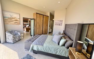 6 Bedroom House To Rent in Dolphin Beach