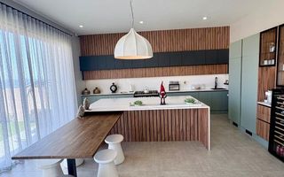 6 Bedroom House To Rent in Dolphin Beach