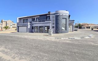 4 Bedroom House For Sale in Long Beach