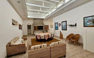 7 Bedroom House For Sale in Henties Bay Central, Henties Bay