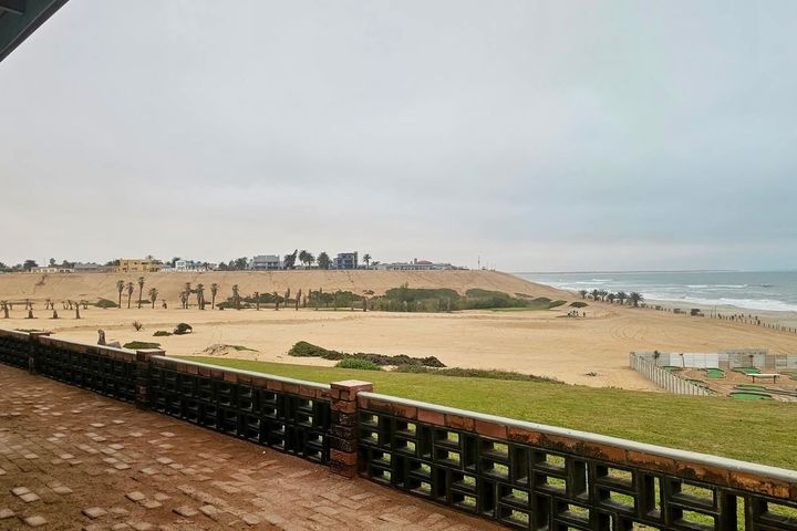 7 Bedroom House For Sale in Henties Bay Central, Henties Bay