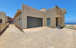 3 Bedroom House For Sale in Henties Bay Central, Henties Bay