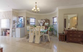 3 Bedroom House For Sale in Long Beach