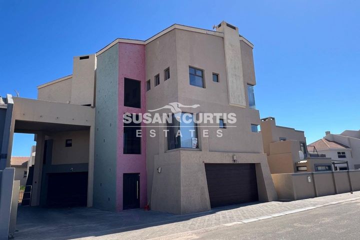 4 Bedroom House For Sale in Long Beach