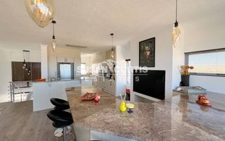 3 Bedroom House For Sale in Long Beach