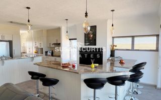 3 Bedroom House For Sale in Long Beach