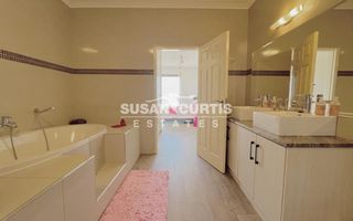 3 Bedroom House For Sale in Long Beach