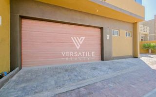 4 Bedroom House For Sale in Long Beach