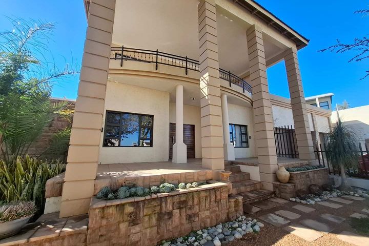 6 Bedroom House For Sale in Suiderhof, Windhoek