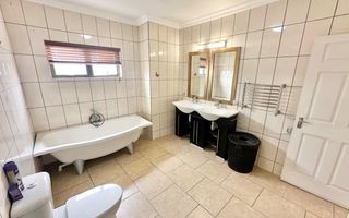 4 Bedroom House For Sale in Long Beach