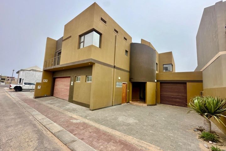 4 Bedroom House For Sale in Long Beach