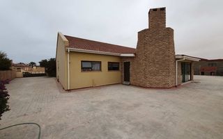 4 Bedroom House For Sale in Henties Bay Central, Henties Bay