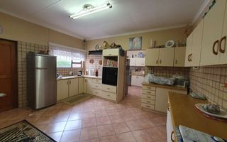 4 Bedroom House For Sale in Henties Bay Central, Henties Bay
