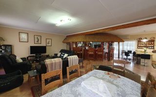4 Bedroom House For Sale in Henties Bay Central, Henties Bay