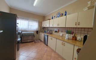 4 Bedroom House For Sale in Henties Bay Central, Henties Bay