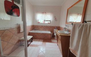 4 Bedroom House For Sale in Henties Bay Central, Henties Bay