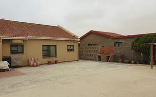 4 Bedroom House For Sale in Henties Bay Central, Henties Bay