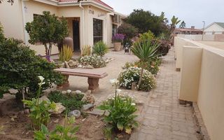 4 Bedroom House For Sale in Henties Bay Central, Henties Bay