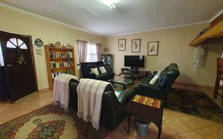 4 Bedroom House For Sale in Henties Bay Central, Henties Bay