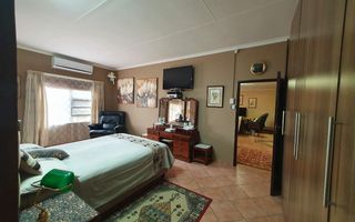 4 Bedroom House For Sale in Henties Bay Central, Henties Bay
