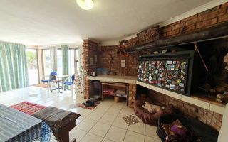 4 Bedroom House For Sale in Henties Bay Central, Henties Bay
