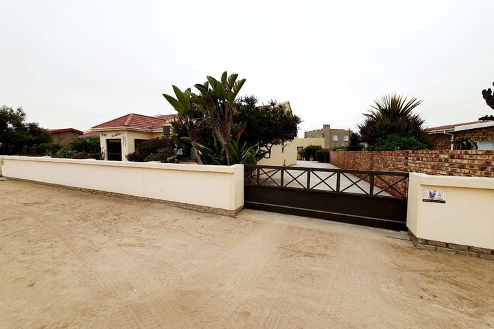 4 Bedroom House For Sale in Henties Bay Central, Henties Bay