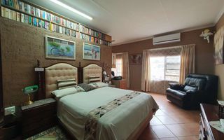 4 Bedroom House For Sale in Henties Bay Central, Henties Bay