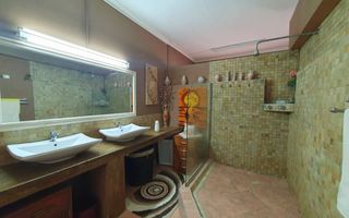 4 Bedroom House For Sale in Henties Bay Central, Henties Bay