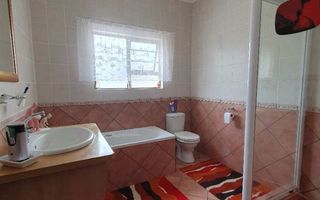 4 Bedroom House For Sale in Henties Bay Central, Henties Bay